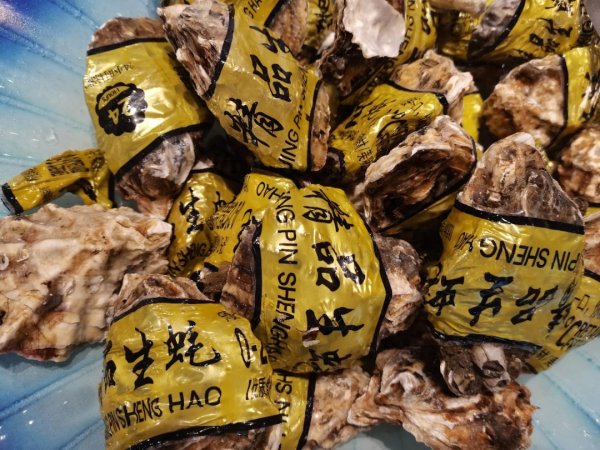 拿柜配资 真的想问：生蚝肚子里的黑色到底是不是屎，能不能吃啊？！