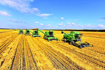 方圆之道  ●手机成了新农具 ●直播成了新农活 ●数据成了新农资【大调研，我们在行动】我国农业生产方式正在发生质变